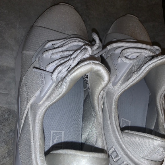 White PUMA sneakers - Picture 2 of 3